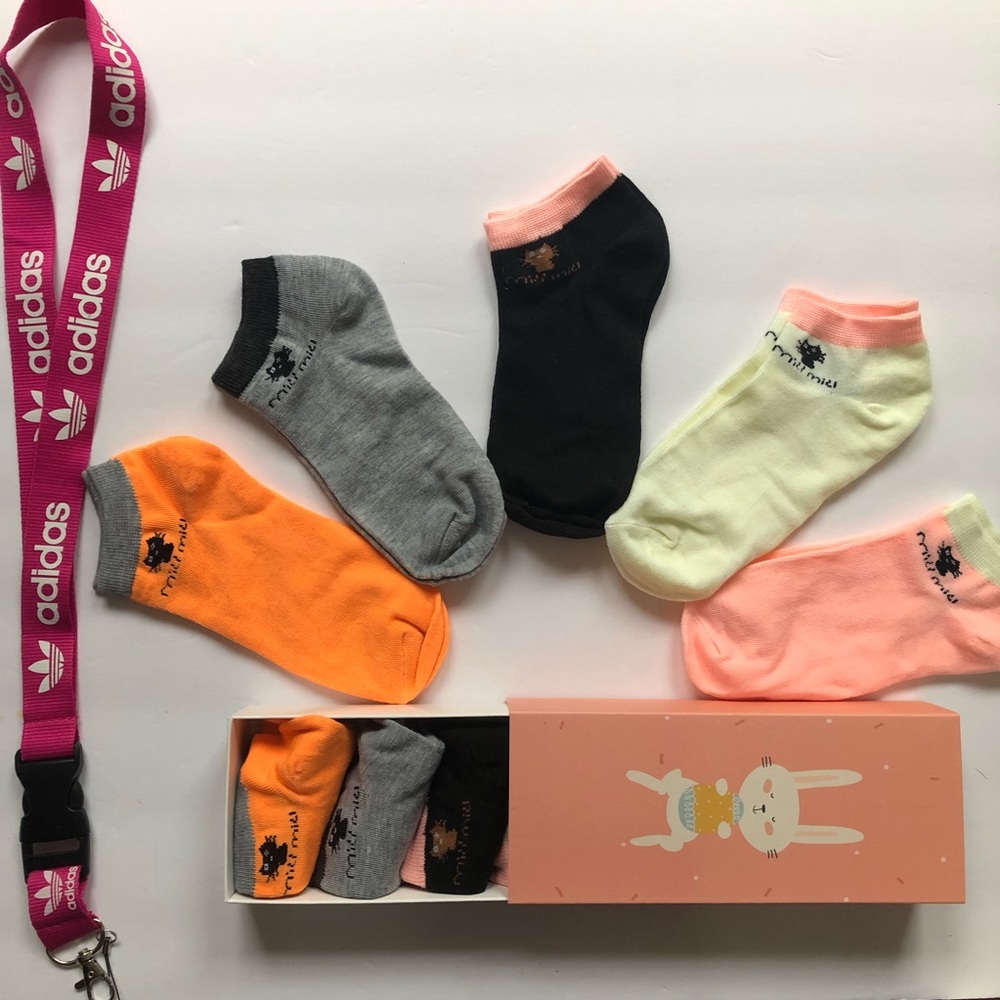 FREE 1 Pink lanyard + 10 pairs of ankle socks